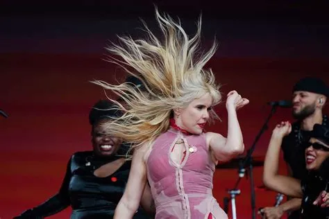 Il Festival di Glastonbury Celebrato da Paloma Faith per la Prima Volta: Una Performance Ricca di Energia e Sorprese!